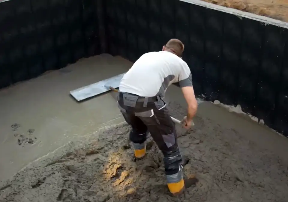 Bau eines Swimming Pools Boden Schwimmbad betonieren