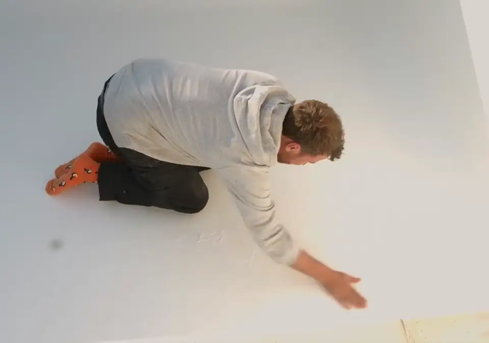 Einpassen der Folie auch Liner genannt im Skimmerpool