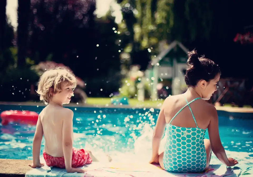 Familie am Swimmingpool