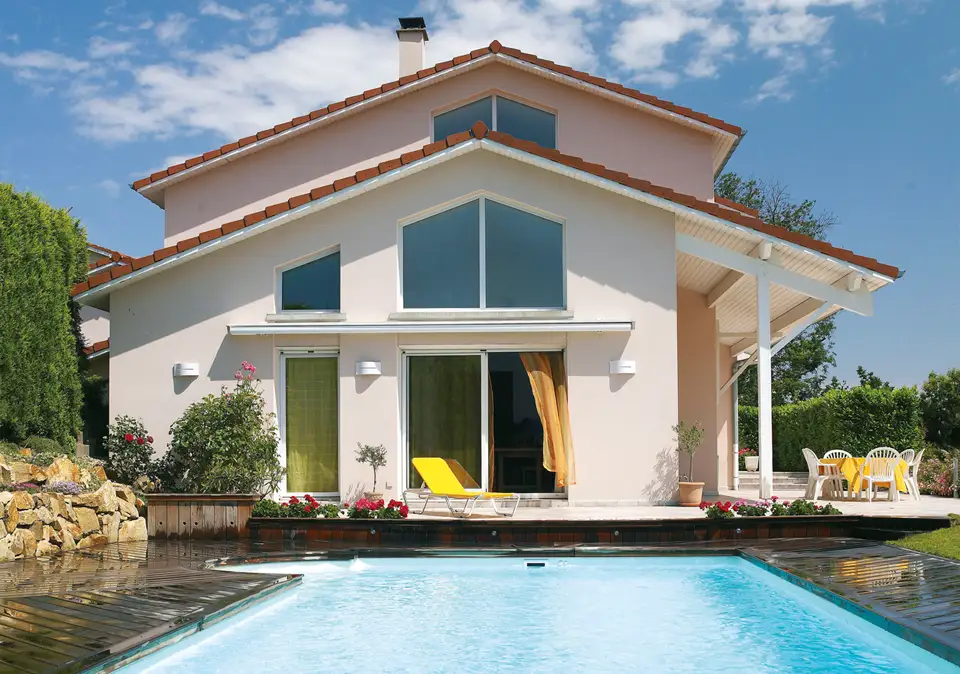 Haus mit Swimmingpool im Garten Desjoyaux Filiale Bern
