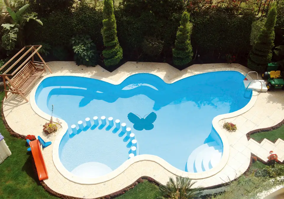 Individuelles Poodesign Schwimmbad in Schmetterling Form