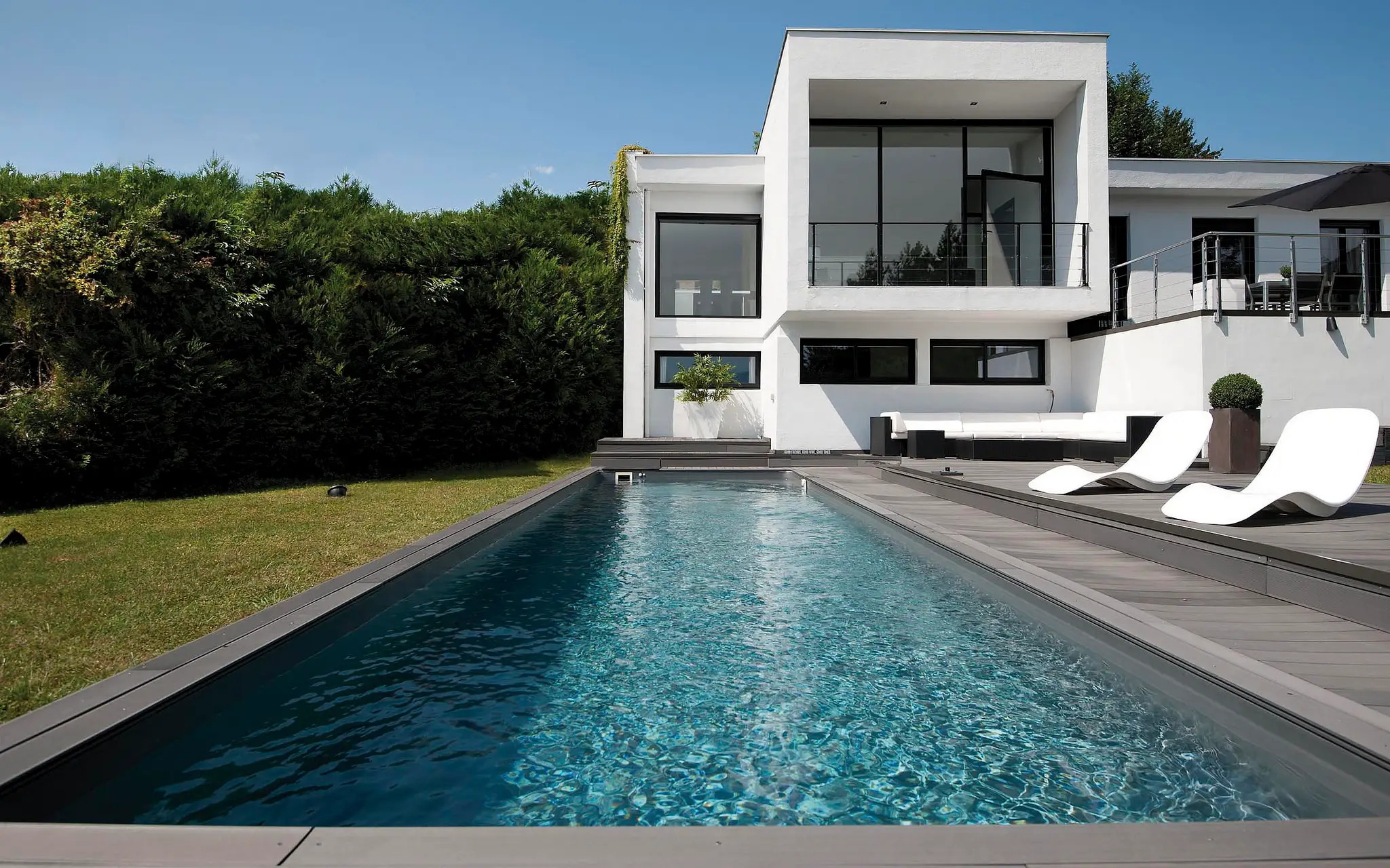 Modernes Haus mit Swimmingpool 11mx3m im Garten