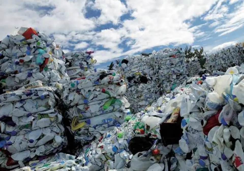 Pool-System mit verlorenen Verschalungen aus recycleten Plastikflaschen