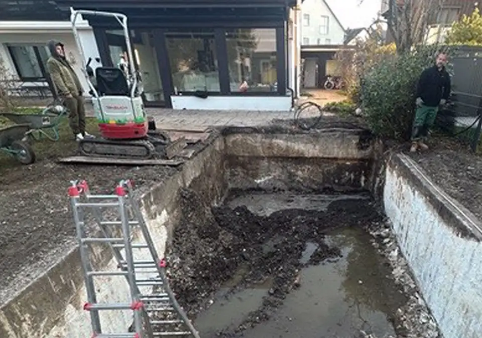 Pool vor der Sanierung