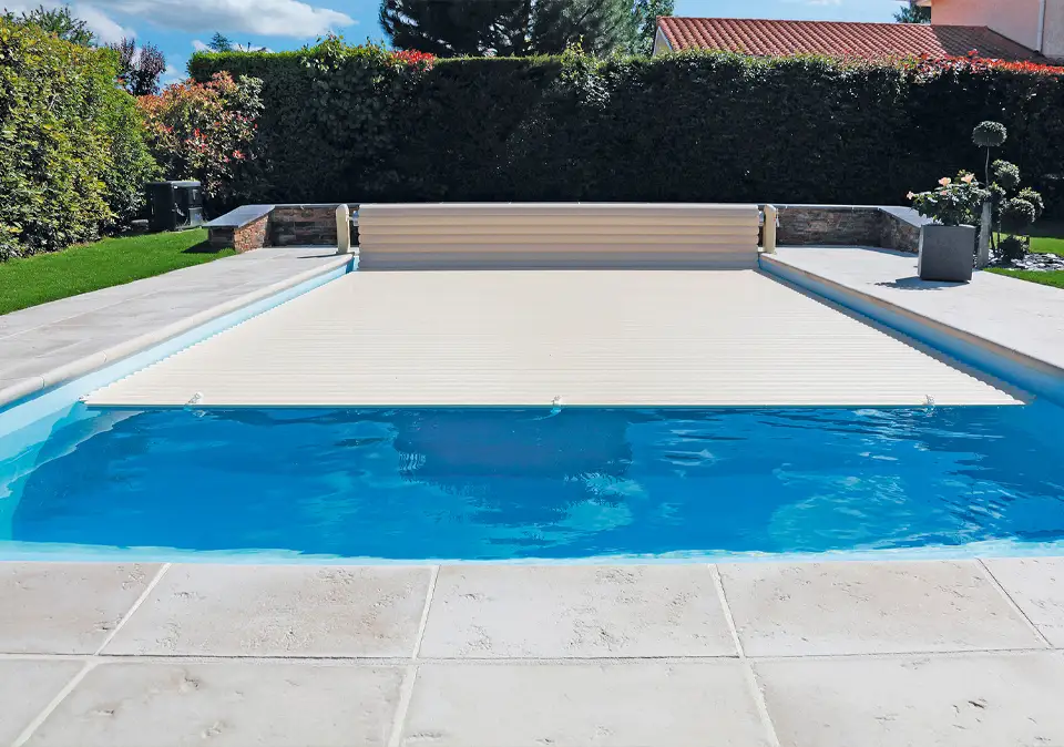 Poolabdeckung elektrisch oberflur