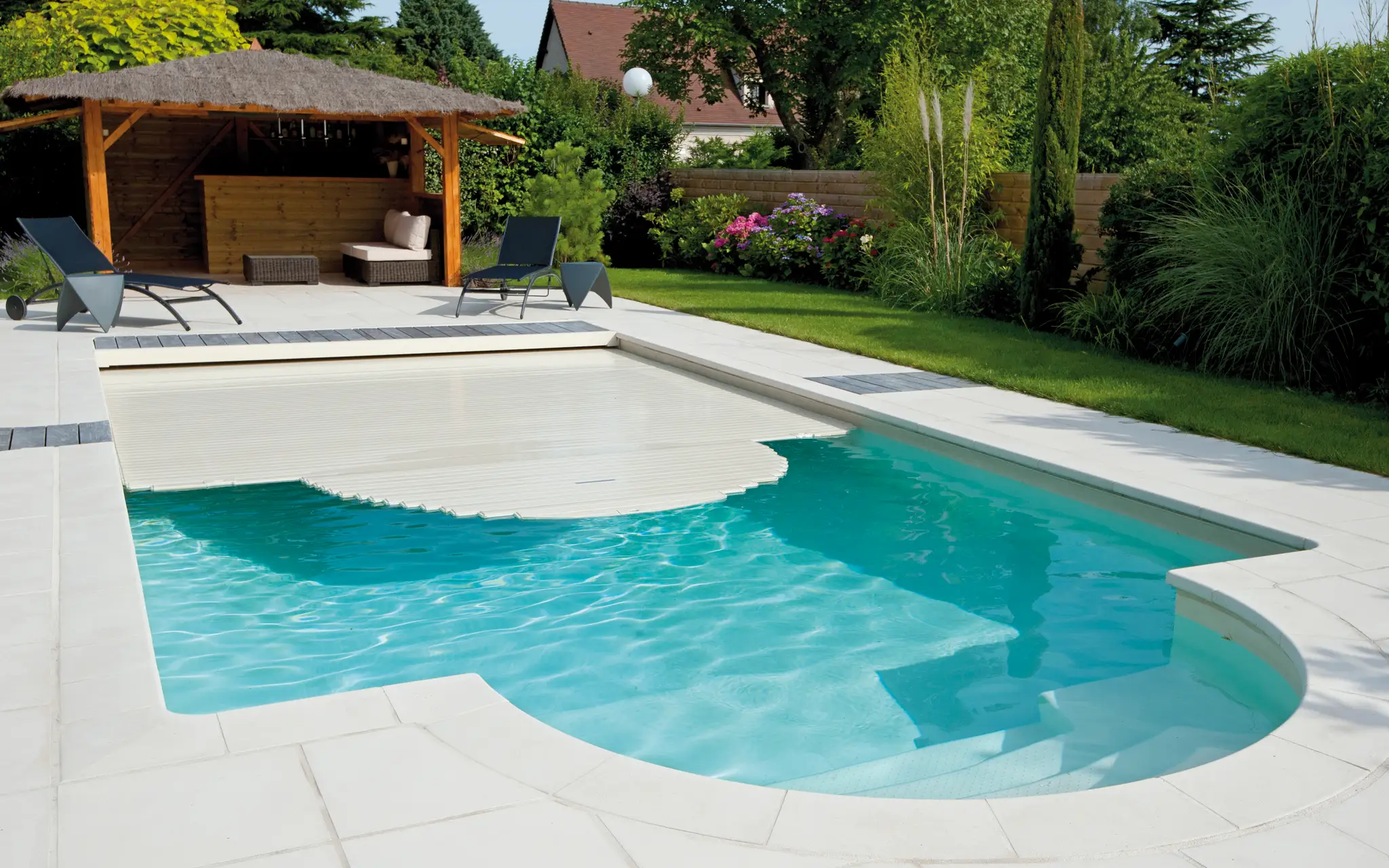 Swimmingpool mit elektrischer Poolabdeckung