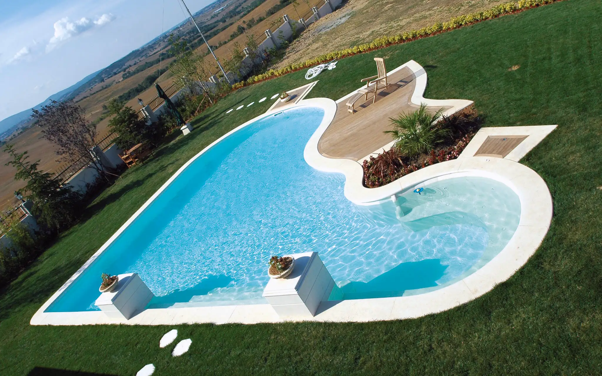 Swimming Pool in einer individuellen Beckenform