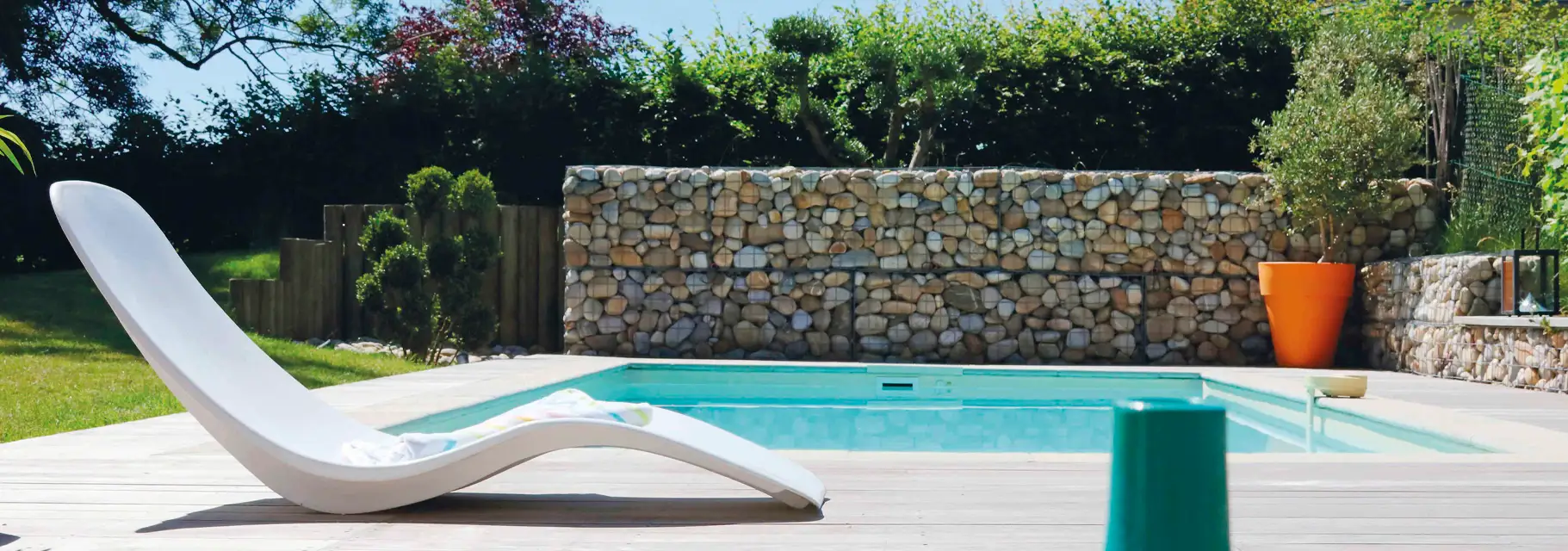 Poolliege am Swimmingpool im Sommer