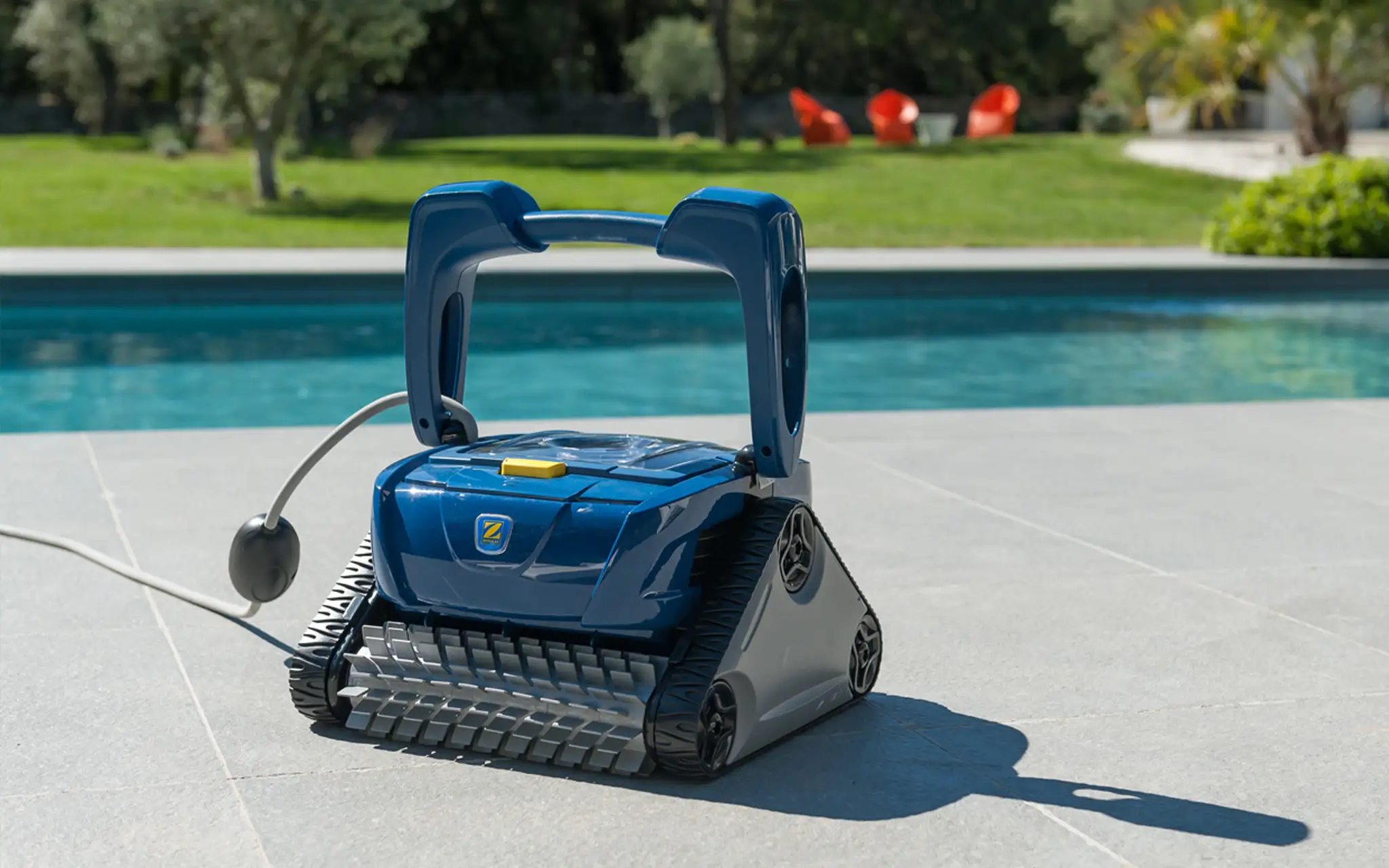 Schwimmbad Reinigungsroboter am Beckenrand