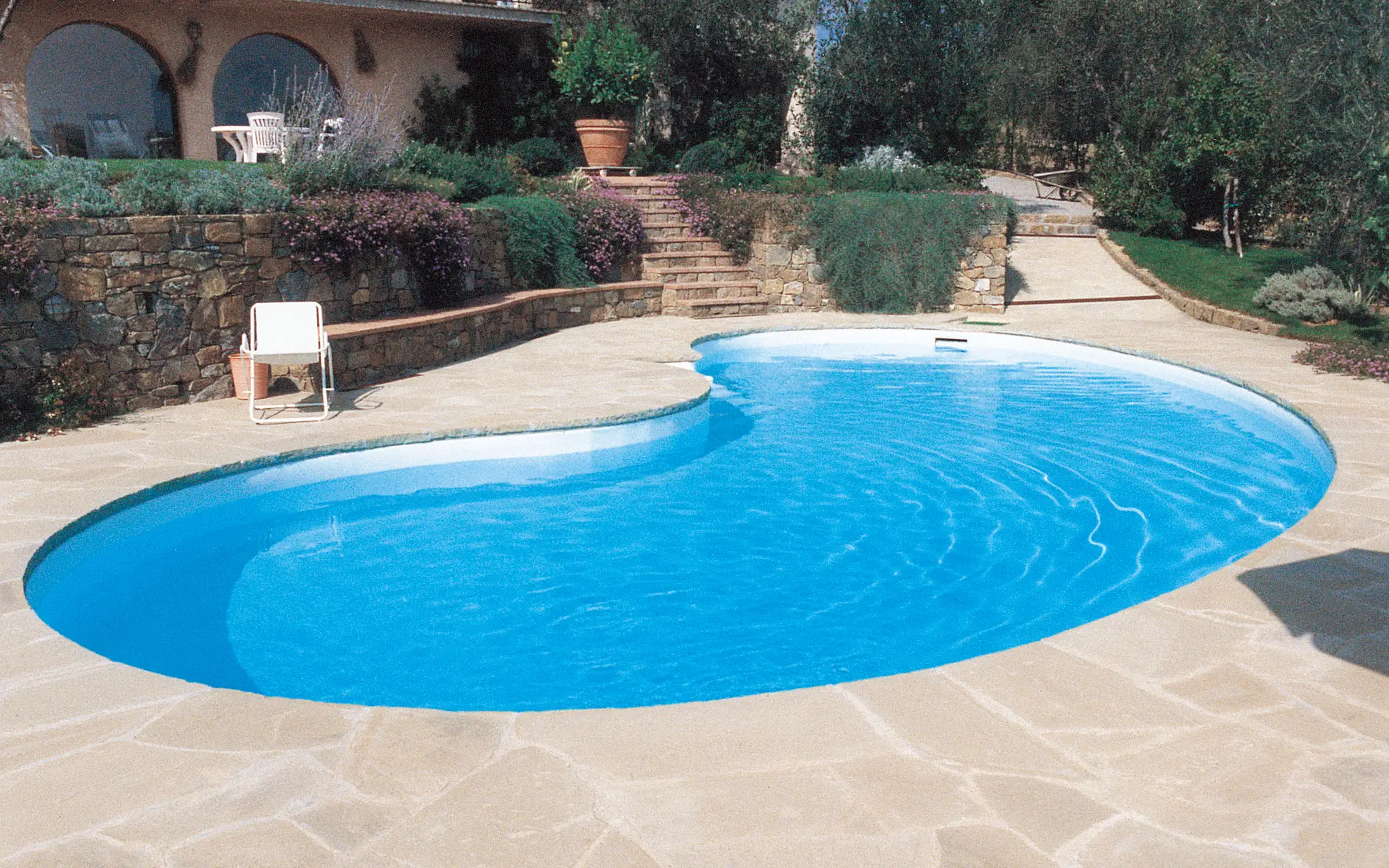 Runder Swimming Pool in Nierenform