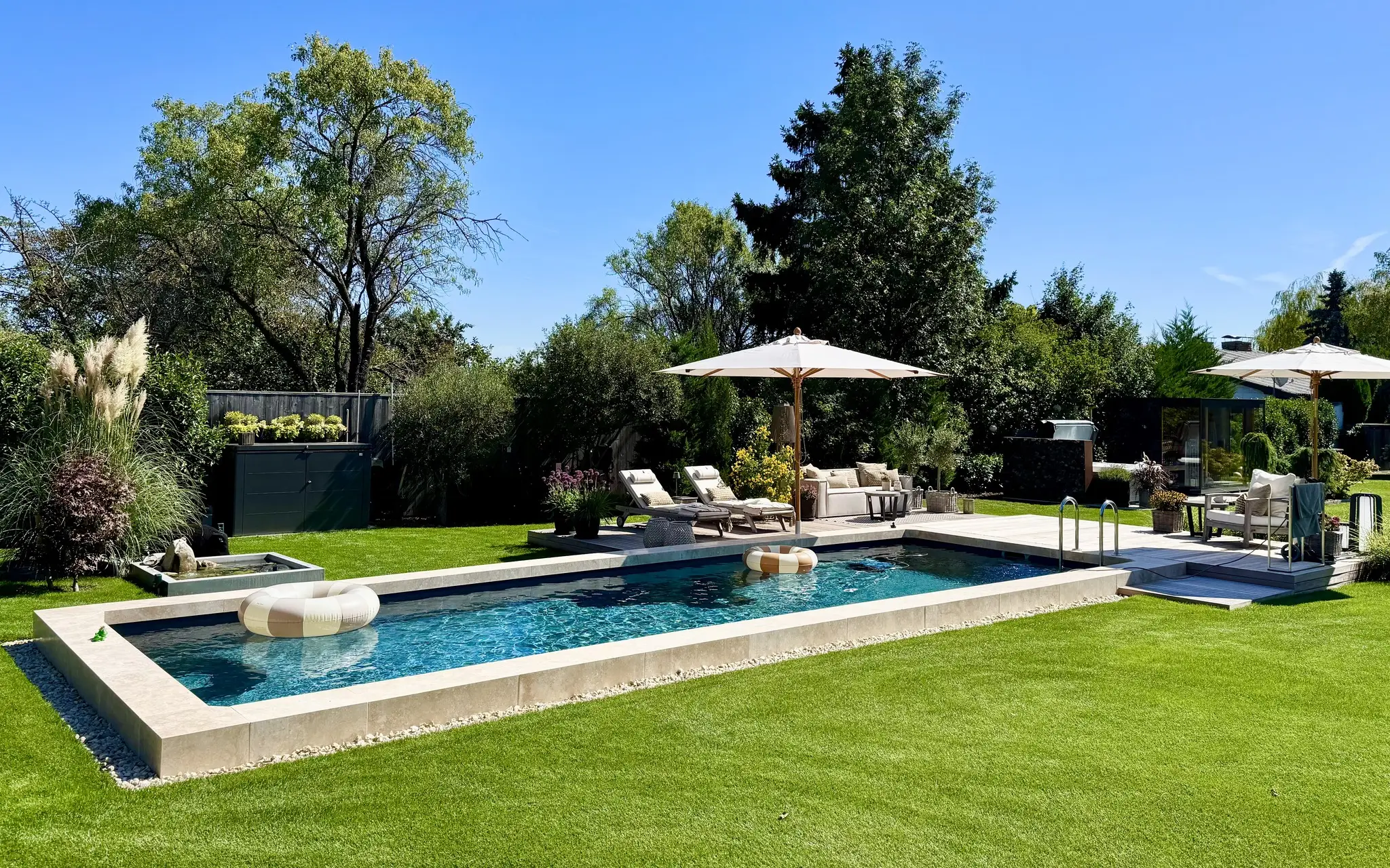 Swimming Pool im Garten von Desjoyaux Pools