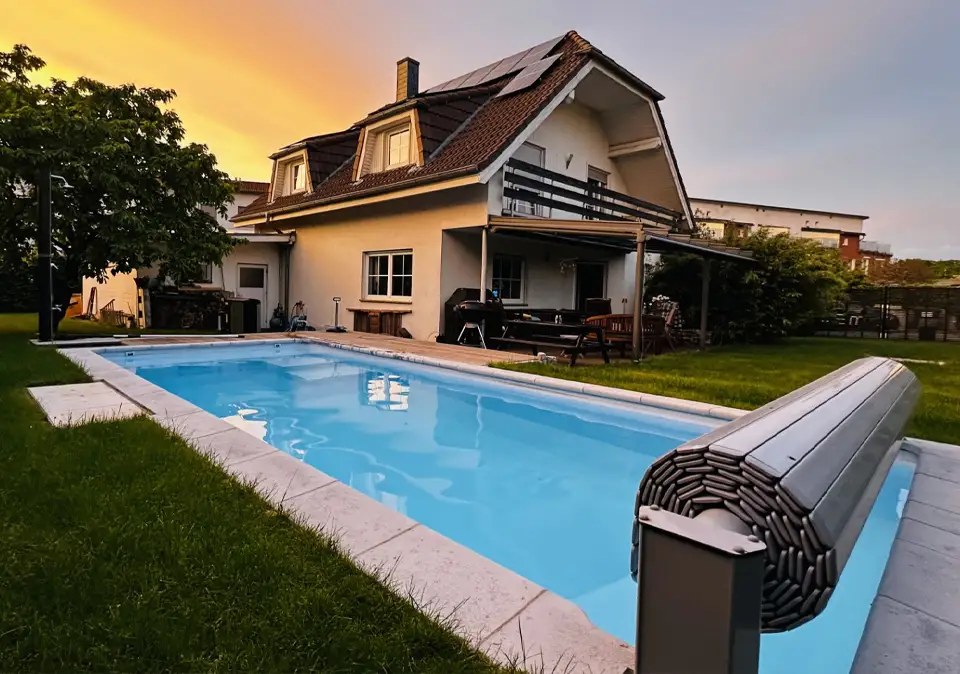 Swimming Pool mit Poolabdeckung bei Sonnenuntergang