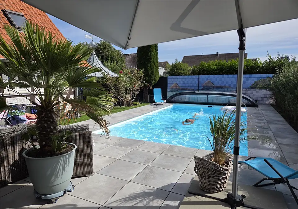 Swimming Pool mit Poolüberdachung